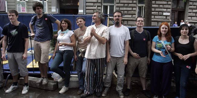 Zagreb, 180610.Prosvjednici iz Varsavske prekinuli su prosvjed i uklonili su ogradu na kojoj su spavali, a prosvjedi ce se nastavit u skoro vrijeme.Foto: Damjan Tadic / CROPIX