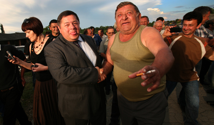 Kutjevo, 180610.Ministar poljoprivrede Petar Cobankovic susreo se s predstavnicima koordinacije pet slavonskih zupanija, povodom dugovanja drzave prema poljoprivrednicima.Na slici: Petar Cobankovic sa seljacima.Foto: Danijel Soldo / CROPIX