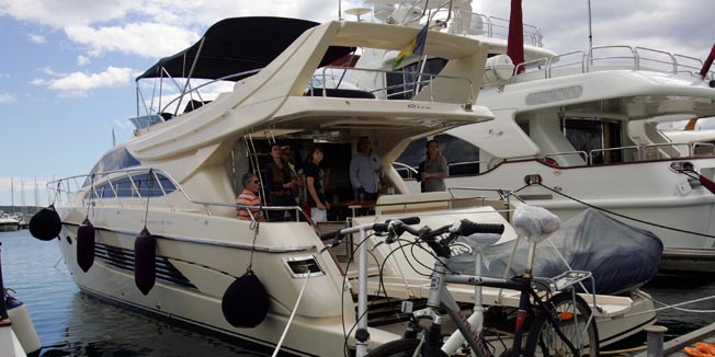 Punat, 030610.Austrijski nauticki turisti nisu mogli isploviti iz Marine Punat jer je danas drzavni blagdan pa ne radi ispostava lucke kapetanije koja izdaje dozvolu za plovidbu.Brod Gert Landmanna sa porodicom i prijateljima ostao je vezan u marini Punat.Foto: Zeljko Sop / CROPIX