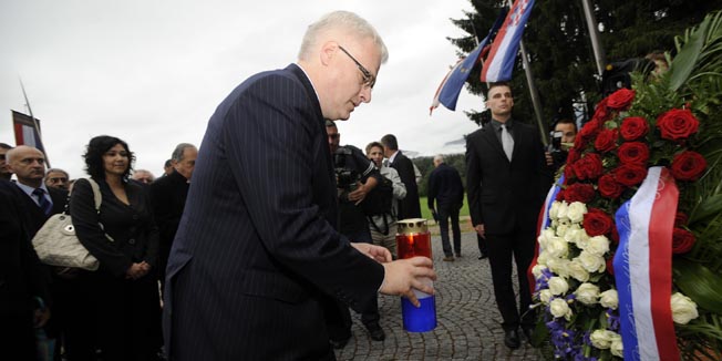 Bleiburg, 200610.Ivo Josipovic hrvatski predsjednik u posjeti Bleiburgu u Austriji na mjestu stradavanja hrvatske vojske iz 2. svjetskog rata u svibnju 1945. godine.Na slici: Ivo Josipovic stavlja svijecu na spomen obiljezje.Foto: Drago Sopta / CROPIX