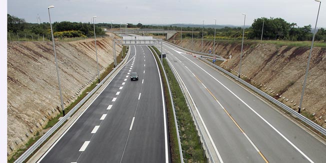 Pula, 200610.Premijerka Jadranka Kosor svecano je otvorila dionicu autoceste od Pule do Kanfanara Istarskog ipsilona.  Naznocnima se obratio i Istarski zupan Ivan Jakovcic, ministar mora, prometa i infrastukture Bozidar Kalmeta, te David Gabelica (generalni direktor Bina Istre) dok je Novu autocestu blagoslovio i biskup porecko-pulski monsinjor Antun Bogetic.Foto: Srecko Niketic / CROPIX