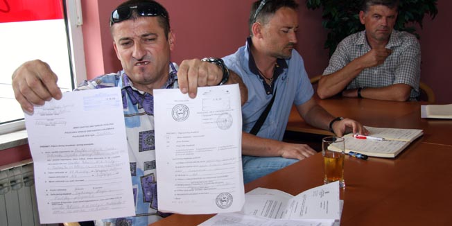 Dakovo, 200610.Predstavnici seljaka pet slavonskih zupanija dogovarali se o novim prosvjedima koji sutra pocinju u Viroviticko- podravskoj i Vukovarsko srijemskoj zupaniji.Na fotografiji: Tomislav Pokrovac pokazuje sve dozvole o prijavljenom javnom prosvjedu.Foto: Dorian Horvat / Cropix