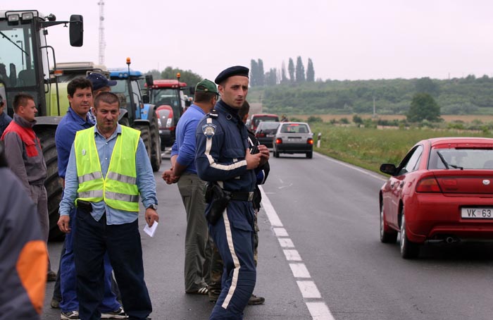Vinkovci, 210610.Danas tocno u podne seljaci izasli sa traktorima na juznu vinkovacku obilaznicu. Promet nije blokiran se otezano odvija.Foto: Damir Glibusic / CROPIX