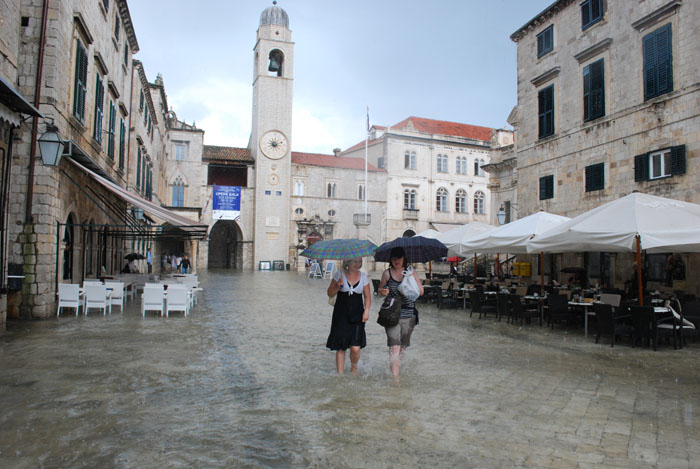 Dubrovnik, 210610.Uslijed jakog pljuska koje je padalo na podrucju Dubrovnik poplavljen je centr Dubrovnika.Na fotografiji: Stradun pod vodom.Foto: Mark Thomas / DUBROVACKI VJESNIK / CROPIX