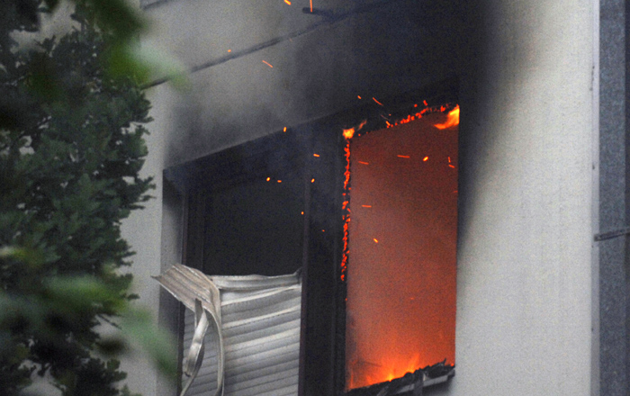 Zagreb, 210610.U stanu na drugom katu u Sijecanjskoj ulici 13 u naselju Vrbani izbio je pozar. Zbog pozara vatrogasci su evakuirali cijelu zgradu. Na intervenciji bilo je pet vatrogasnih vozila.Foto: Renato Brandjolica / CROPIX