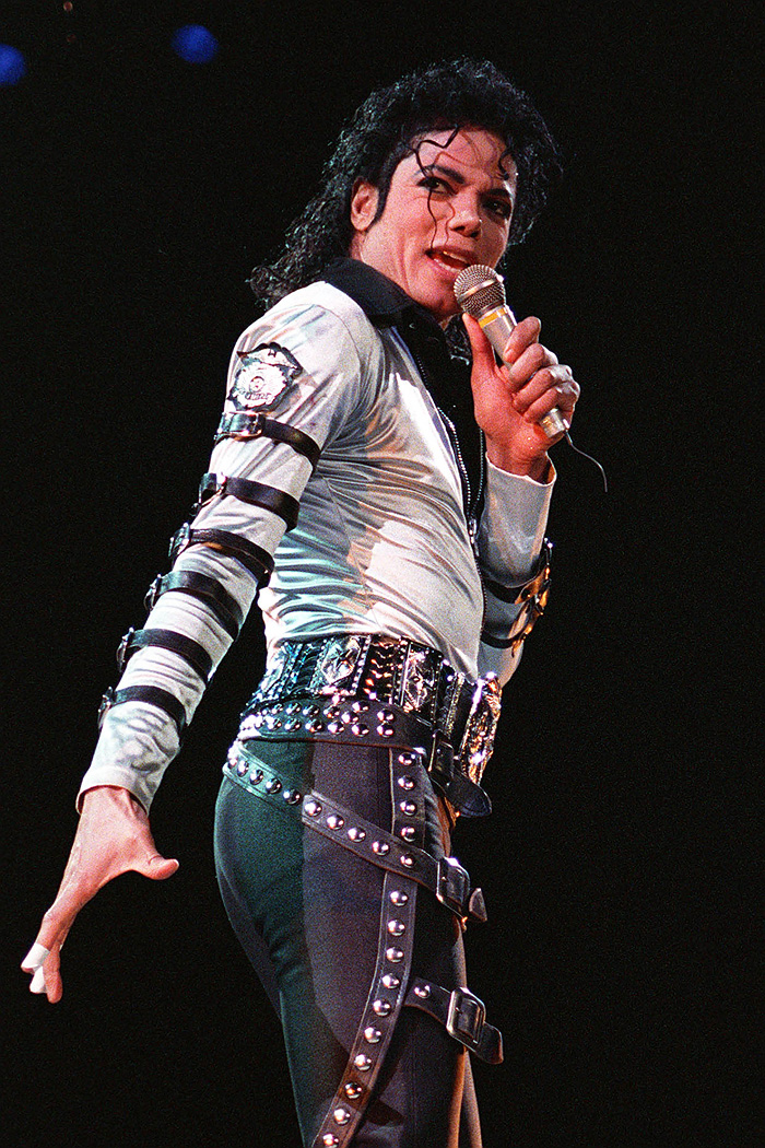 (FILES) American pop music star Michael Jackson sings 13 October 1988 at the Capital Center in Landover, Maryland. June 25, 2010 marks the first annniversay of the pop star's death.  AFP PHOTO/Luke FRAZZA