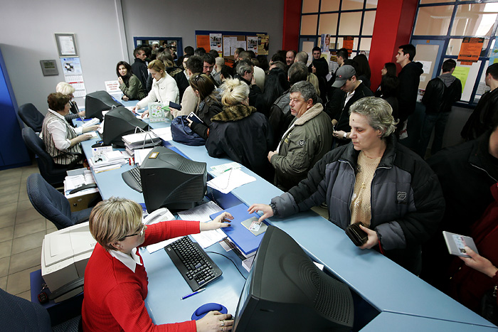 Osijek, 010310.Danas je oko 500 nezaposlenih doslo na osjecki Zavod za zaposljavanje kako bi se prijavili za posao u rijeckoj firmi Taxi Cammeo. Kosta Minovski vlasnik Taxi Cammea s nacinom rada svoje tvrtke upoznao je oko 500 kandidata koji ocekuju da ce bas oni dobiti jedno od ponudjenih 38 radnih mjesta. Taxi Cammeo s radom u Osijeku pocinje u travnju sa jednim kombijem i 12 moderno opremljenih automobila. Na fotografiji: nezaposleni kandidati u hodniku Zavoda za zaposljavanje cekaju na razgovor s Kostom Minovskim vlasnikom Taxi Cammea, u prednjem planu je redovna prijava nezaposlenih na Zavod.Foto: Vlado Kos / Cropix 