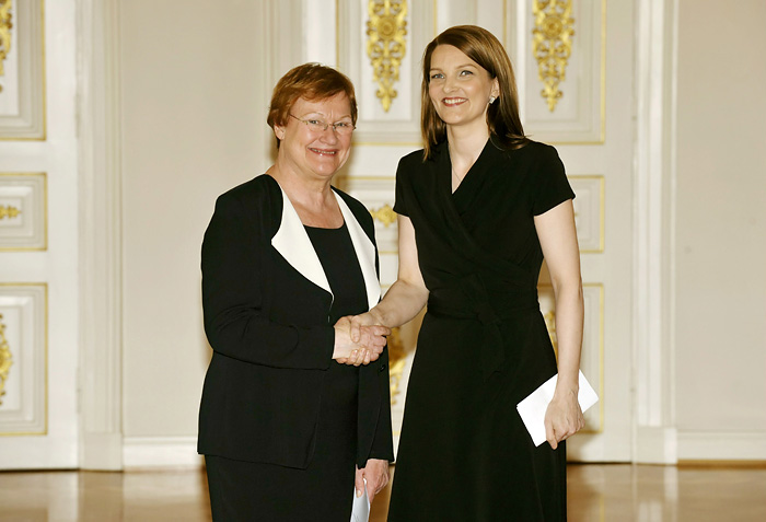 President of Finland, Tarja Halonen (L) and the new Prime Minister of Finland Mari Kiviniemi shake hands when new government made a courtesy-visit to the Presidential Palace in Helsinki, on June 22, 2010. AFP PHOTO / LEHTIKUVA / Roni Rekomaa *** FINLAND OUT ***