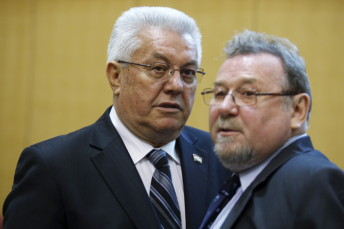 Zagreb, 030409.Sabor. Markov trg.Nastavak sjednice sabora s temon izglasavanja rebalansa proracuna.Na slici: Luka Bebic i Vladimir Seks.Foto: Goran Mehkek / CROPIX