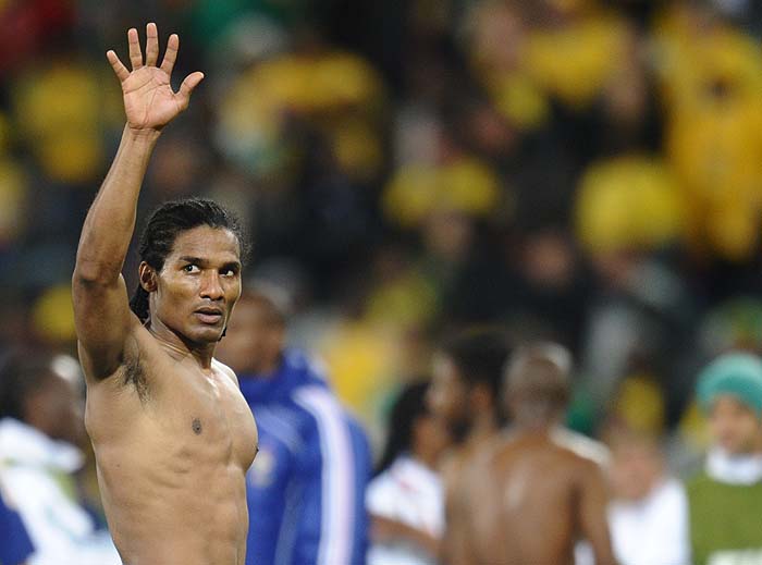 France's midfielder Florent Malouda waves to supporters at the end of the Group A first round 2010 World Cup football match France vs. South Africa on June 22, 2010 at Free State Stadium in Mangaung/Bloemfontein. South Africa won 2-1.    NO PUSH TO MOBILE / MOBILE USE SOLELY WITHIN EDITORIAL ARTICLE --     AFP PHOTO / VINCENZO PINTO