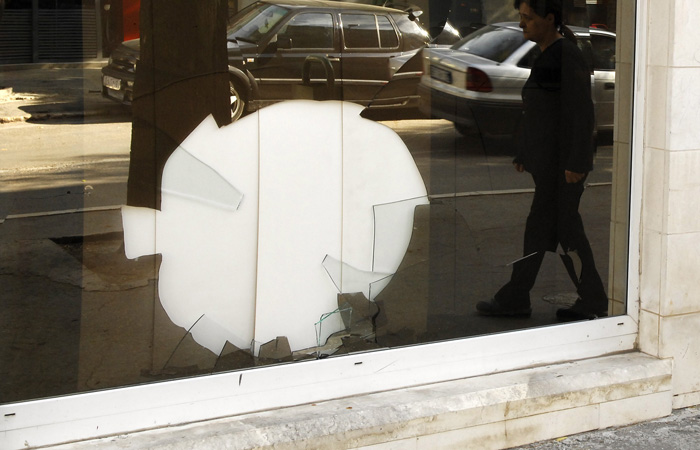 Knin, 251008.U dvije masovne tucnjave nocas iza jedan sat u glavnoj Kninskoj ulici sudjelovalo je oko 30 - ak maloljetnika. Petero ih je privedeno, jedan policajac je ozlijedjen i jedno policijsko vozilo je razbijeno.Na slici razbijeni izlog ljekarne u Ulici Kralja Zvonimira. Foto: Niksa Stipanicev / CROPIX