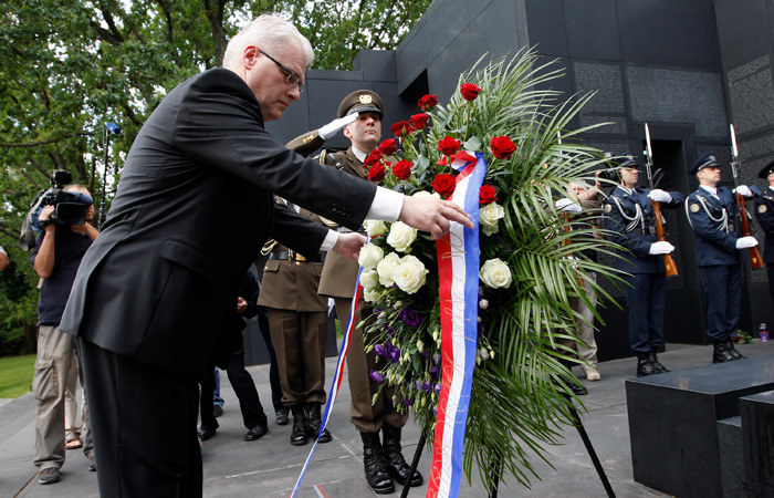 Zagreb, 250610.Mirogoj.Povodom obiljezavanja Dana drzavnosti Predsjednik Republike Hrvatske Ivo Josipovic polaze vijenac Zid boli.Foto: Ronald Gorsic / CROPIX