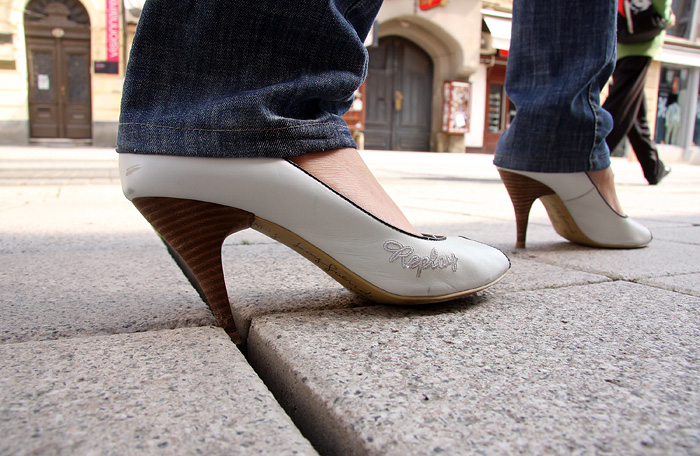 Osijek, 250610Strojevi koji skidaju zvake sa plocnika u Kapucinskoj ulici usisali su fuge izmedju postavljenih ploca pa je gotovo nemoguce hodati u viskom petama koje upadaju u rupe.Foto: Dorian Horvat / CROPIX