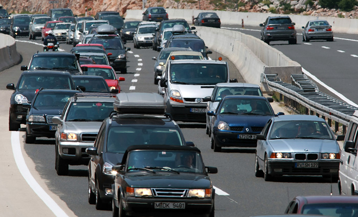 Zadar, 050708.Tradicionalne guzve vikendom na autocesti na prilazu tunelu Sv. Rok. Ove subote je kolona bila oko 9 kilometara.Foto: Vladimir Ivanov / CROPIX