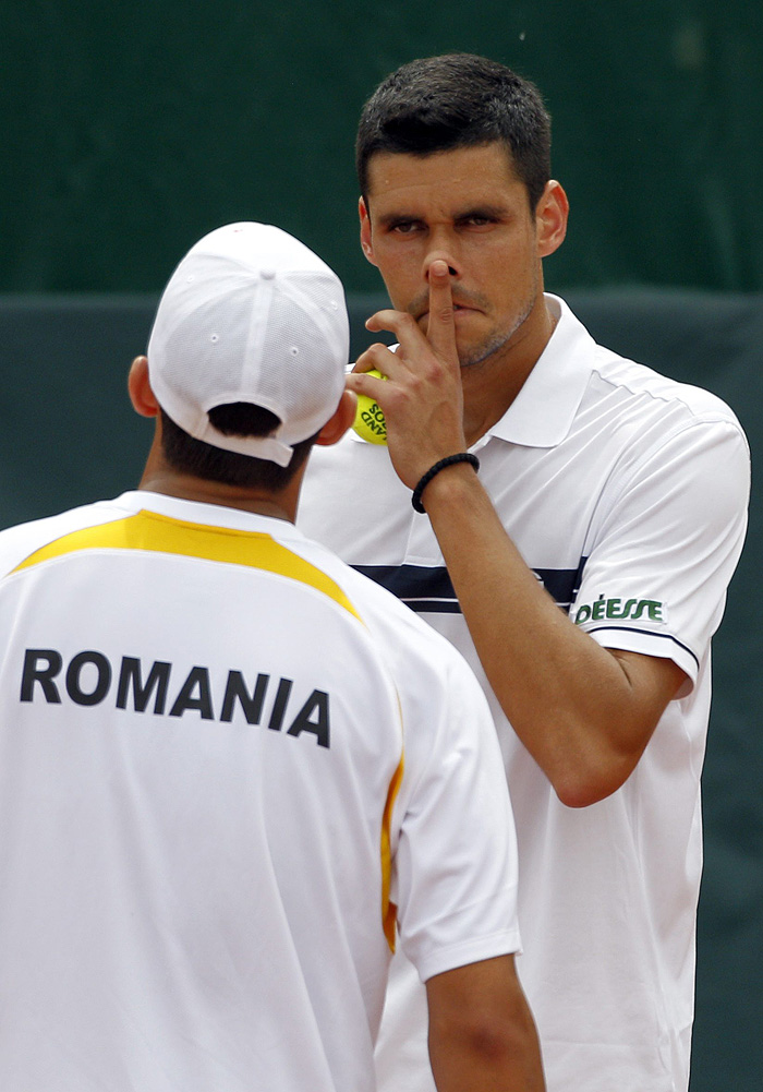 Victor Hanescu of Romania (R) discuss with compatriot Horia Tecau (L) during their doubles Davis Cup tennis match against Sergiy Stakhovsky and Sergei Bubka of Ukraine in Bucharest May 8, 2010. REUTERS/Radu Sigheti (ROMANIA - Tags: SPORT TENNIS)