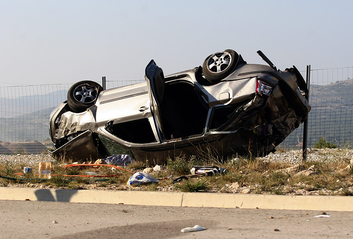 Sibenik, 010808.Skoda Octavia ceskih registarskih oznaka kojom je upravljao Ladislav Vasicek vjerovatno zbog umora i trenutka sna izgubio je nadzor nad vozilom i sletio s kolnika te se nakon prevrtanja zabio u ogradu autoputa 2 km prije odmorista Vrpolje u pravcu Splita. Tom prilikom izgubili su zivote vozac njegova supruga nedugo za tim umro je jedan od sinova dok je drugi stabilan i van zivotne opasnosti u sibenskoj bolnici.Foto: Ante Baranic / Cropix