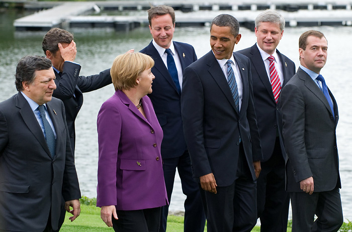 US President Barack Obama (3rd R) talks with German Chancellor Angela Merkel (3rd L) alongside EU President Jose Manuel Barroso (L), French President Nicolas Sarkozy (2nd L), British Prime Minister David Cameron (C), Canadian Prime Minister Stephen Harper (2nd R), and Russian President Dmitry Medvedev (R) after taking the 2010 G8 Summit group photo at the Deerhurst Resort in Huntsville, Ontario June 25, 2010.   REUTERS/Saul Loeb/Pool  (CANADA - Tags: POLITICS)