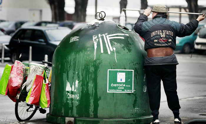 Zagreb, 070108. Krizanje Tratinske i Kranjceviceve. Lov u kontejneru. Jedan od mnogobrojnih gradjana koji su u besposlici odlucili skupljati boce po gradu. Foto: Elvir Tabakovic / CROPIX