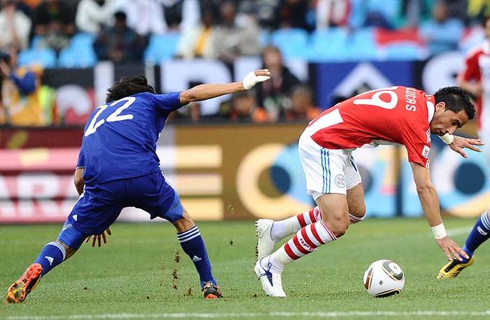 Paraguay's striker Lucas Barrios (R) fights for the ball with Japan's defender Yuji Nakazawa during the 2010 World Cup round of 16 match Paraguay versus Japan on June 29, 2010 at Loftus Versfeld Stadium in Pretoria. NO PUSH TO MOBILE / MOBILE USE SOLELY WITHIN EDITORIAL ARTICLE - AFP PHOTO / JEWEL SAMAD