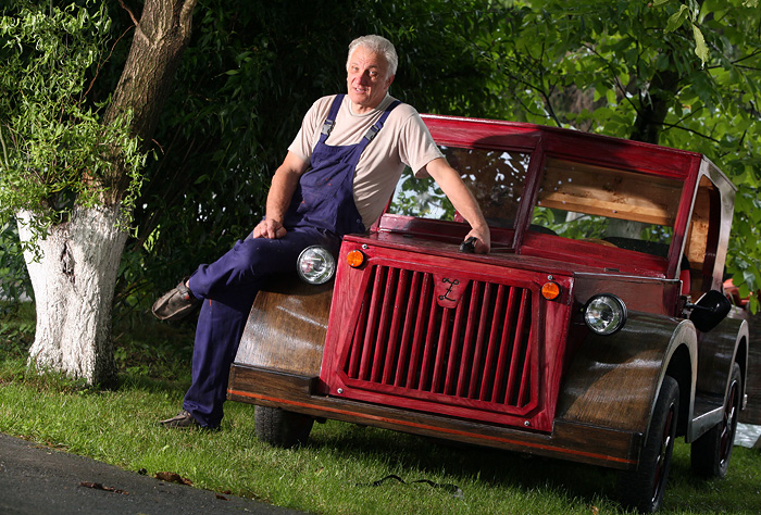 Slavonski Brod 290610.Stolar Ivan Zorko iz Oriovca pokraj Slavonskog Broda izradio je drveni automobil.Napravio ga je od cetiri vrste drveta i kako sam kaze,za svoju dusu da se tu i tamo provoza u njemu posto je clan Old timer cluba.Podvozje i motor su od Fiata 850.Za izradu ovog automobila trebalo je 6 mjeseci ali se radilo samo u slobodno vrijeme.Na slici Ivan Zorko i drveni automobil.Foto: Danijel Soldo / CROPIX