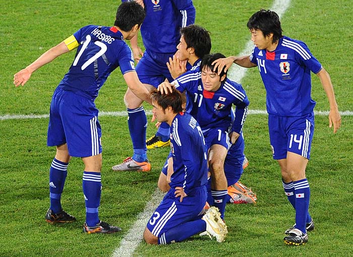 Japan's players consode eachother after Paraguay's striker Oscar Cardozo (unseen) converted a penalty to win the game during penalty kicks after the 2010 World Cup round of 16 match Paraguay versus Japan on June 29, 2010 at Loftus Versfeld Stadium in Pretoria. Japan's defender Yuichi Komano (C, front) was the only Japanese player to miss the penalty shot.  NO PUSH TO MOBILE / MOBILE USE SOLELY WITHIN EDITORIAL ARTICLE -   AFP PHOTO / CHRISTOPHE SIMON