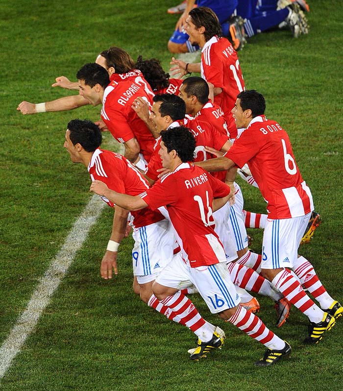 The Paraguayan team react after Paraguay's striker Oscar Cardozo (unseen) converted a penalty to win the game during penalty kicks after the 2010 World Cup round of 16 match Paraguay versus Japan on June 29, 2010 at Loftus Versfeld Stadium in Pretoria. NO PUSH TO MOBILE / MOBILE USE SOLELY WITHIN EDITORIAL ARTICLE - AFP PHOTO / CHRISTOPHE SIMON