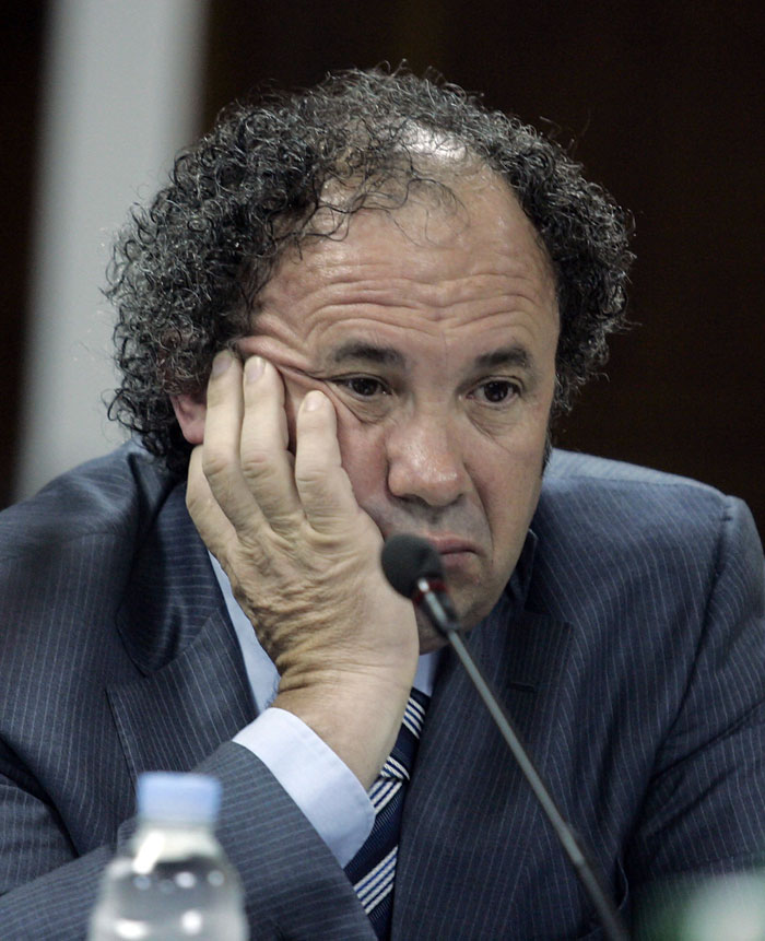 Split, 150709.Sjednica Gradskog vijeca Splita. Gradonacelnik Zeljko Kerum stigao je na sjednicu Gradskog vijeca vidno umoran i nervozno je reagirao na raspravu i pitanja gradskih vijecnika. Posebno se okomio na bivseg gradonacelnika Nikolu Grabica.Foto: Jakov Prkic / CROPIX