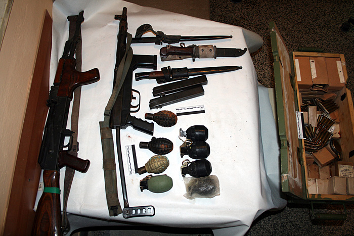 Slavonski Brod, 090109.Brodjanin policiji dragovoljno predao 2 automatske puske, 8 bombi, 446 komada streljiva, 8 okvira za automatsku pusku i 3 okvira za strojnicu, te tri noza za puske.Foto: ARHIVA MUP-a