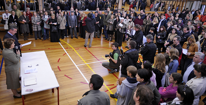 Zagreb, 310310.Osnovna skola Ivan Gundulic, Gunduliceva ulica.Prosvjed roditelja i ucenika ispred osnovne skole kojoj prijeti zatvaranje.Foto: Vjekoslav Skledar / CROPIX