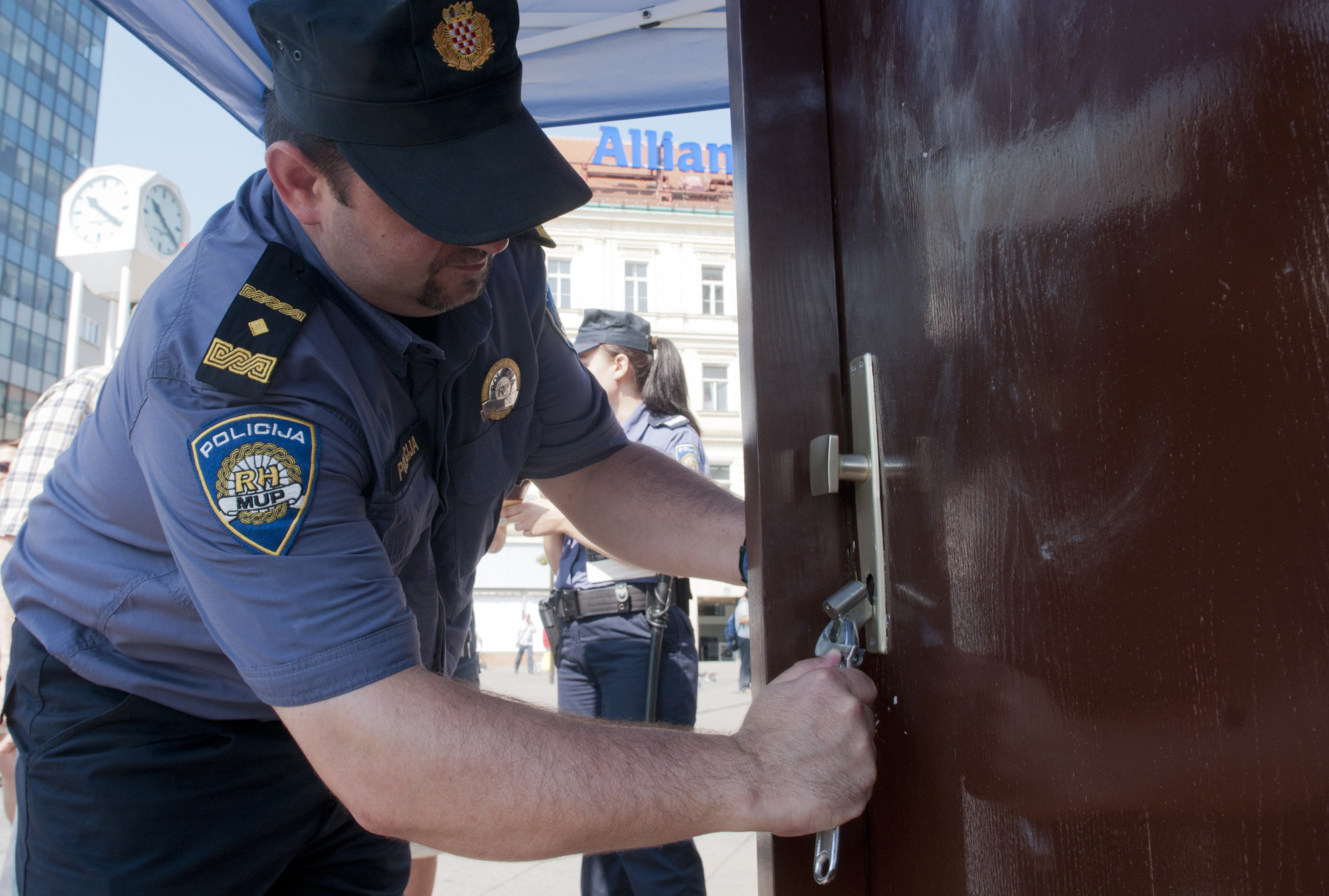 policija-vrata-provala