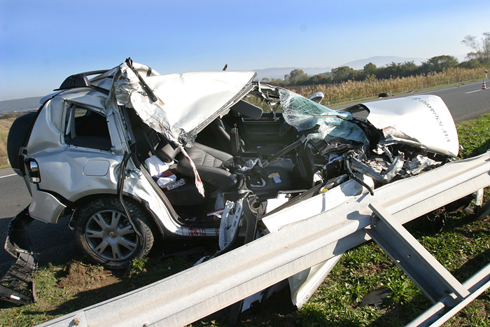 Nova Gradiska, 161007.Na autocesti Zagreb Lipovac nedaleko izlaska Nova Gradiska jutros u 6,25 sati doslo je do teske prometne nesrece u kojoj je smrtno stradao makedonski pjevac Tose Proeski. Foto: Danijel Soldo / Cropix