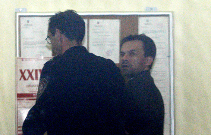 Zagreb, 221009.Zrinjevac, Zupanijski sud. Afera Podravka.Danas su privedeni menadzeri Podravke istraznom sucu Zupanijskog suda na Zrinjevcu.Na slici: privodjenje Zeljka Sestaka.Foto: Goran Mehkek / CROPIX