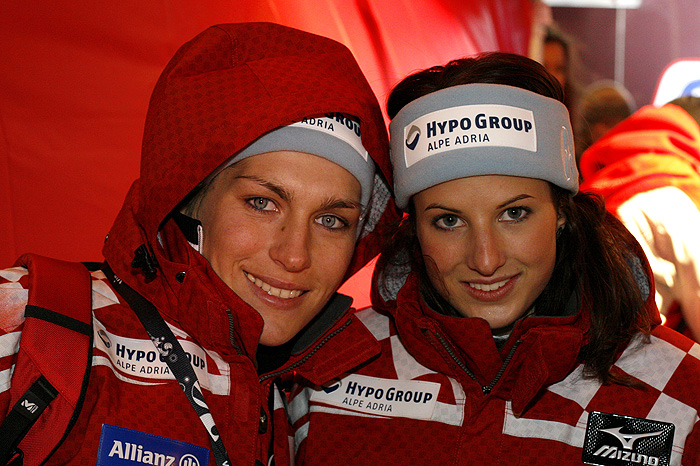 Zagreb, 160208.Snjezna Kraljica 2008.U satoru ' Atomica ' na Trgu bana Jelacica skijasice Nika Fleiss i Ana Jelusic su uz prisustvo skijasa Felixa Neureuthera potpisivale fotografije. Na slici: Nika Fleiss i Ana Jelusic.Foto: Bojan Mrdjenovic / CROPIX