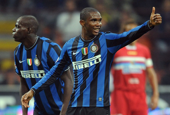 Inter Milan's Cameroonian forward Samuel Eto'o (R) gestures next teammate Mario Balotelli during their Italian serie A football match Inter Milan vs Catania, at San Siro stadium in Milan on October 24, 2009.  AFP PHOTO / ALBERTO PIZZOLI