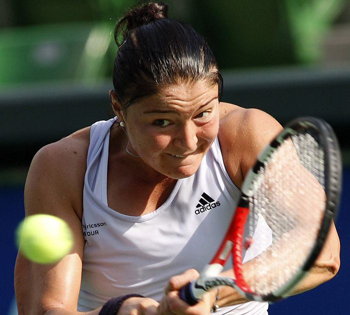 Dinara Safina of Russia returns the ball against Taiwan's Chang Kai-Chen during their first round match at the Pan Pacific Open tennis tournament in Tokyo September 28, 2009. REUTERS/Yuriko Nakao (JAPAN SPORT TENNIS)