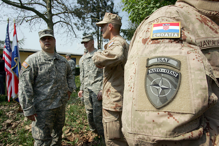 Velika Gorica, 140409.Zrakoplovna baza na Plesu.Hrvatsko - americki vojni tim otputovao je u misiju u Afganistan. Prije puta organizirano je zajednicko fotografiranje za novinare i fotoreportere. Hrvatski vojni tim prvi put putuje pod oznakama NATO saveza.Foto: Davor Pongracic / CROPIX