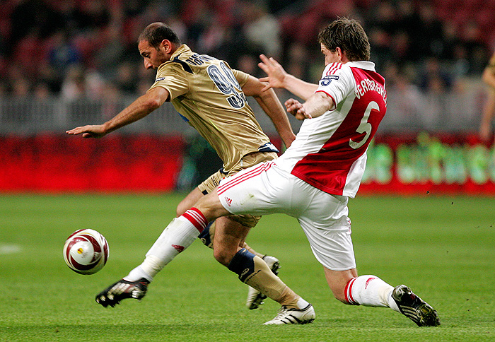 Amsterdam, 221009.Uefa Europa League. Grupa A, 3 kolo.Dinamo - Ajax.Na slici: Dimitiris Papadopoulos i Jan Verthongen.Foto: Davor Pongracic / CROPIX