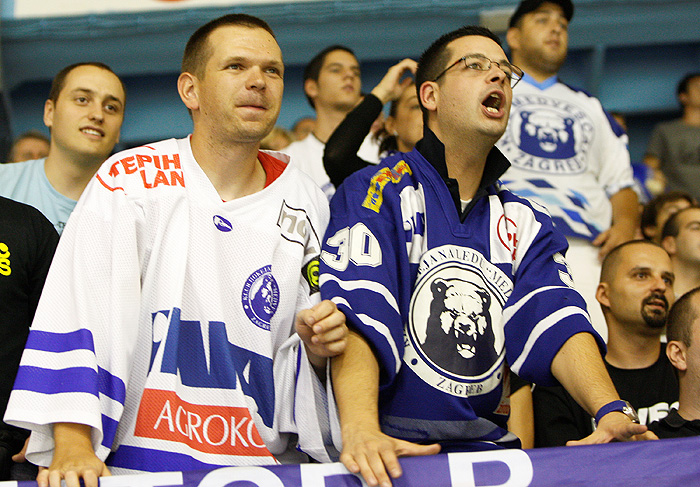 Zagreb, 220909.Dom sportova,Trg Kresimira Cosica.Hokej na ledu, utakmica 5. kola EBEL lige, Medvescak - Graz.Na fotografiji: navijaci Medvescaka.Foto: Ronald Gorsic / CROPIX