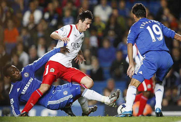 Chelsea's Michael Essien, left, tackles Blackburn Rovers' Nicola Kalinic during their English Premier League soccer match at Stamford Bridge, London, Saturday, Oct. 24, 2009. (AP Photo/Sang Tan) ** NO INTERNET/MOBILE USAGE WITHOUT FOOTBALL ASSOCIATION PREMIER LEAGUE (FAPL) LICENCE - CALL +44 (0)20 7864 9121 or EMAIL info@football-dataco.com FOR DETAILS **