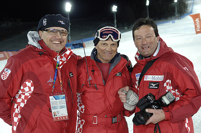 Zagreb, 261009.ARHIVSKA FOTOGRAFIJASluzbenom fotografu skijaskog saveza Rencu Kosinozicu iznenada je pozlilo tijekom snimanja za potrebe alpske reprezentacije na Hintertuxu te je , nakon neuspjele reanimacije, preminuo.Renco Kosinozic, Ante Kostelic, Srecko Ferenscak, Olimpijada.Foto: Srdan Vrancic / JL