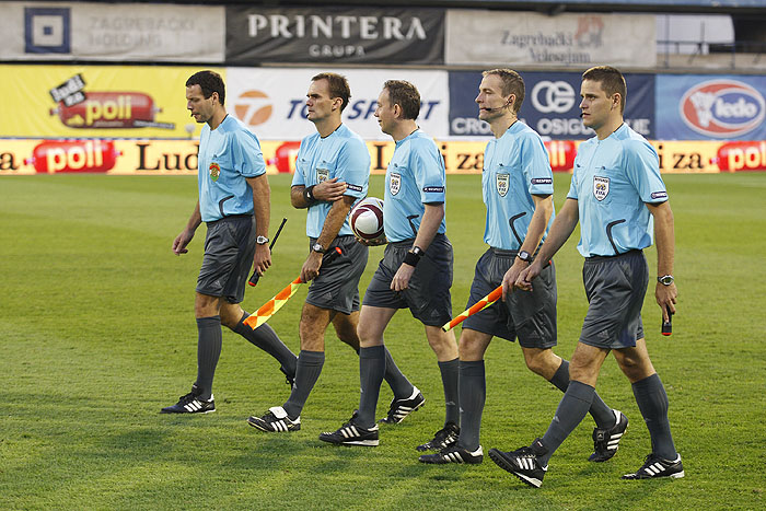 Zagreb, 170909.Stadion Maksimir.Nogometna utakmica UEFA Europa lige, 1. kolo, NK DInamo - SRC Anderlecht.Na slici: suci koji su sudili na utakmici. Ovo je bila prva utakmica na kojoj je sudilo 6 sudaca.Foto: Goran Mehkek / CROPIX