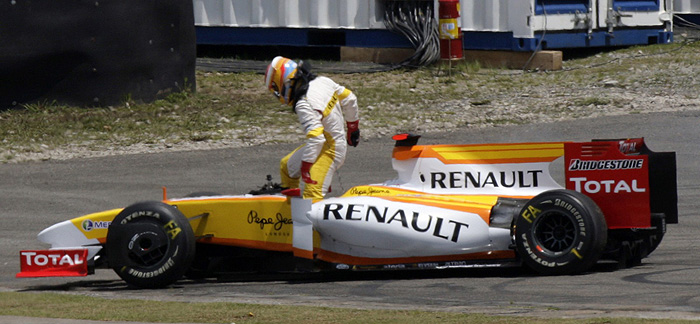 Renault Formula One driver Fernando Alonso of Spain leaves his car after crashing during the Brazilian F1 Grand Prix at the Interlagos racetrack in Sao Paulo October 18, 2009.  REUTERS/Sergio Moraes (BRAZIL SPORT MOTOR RACING)