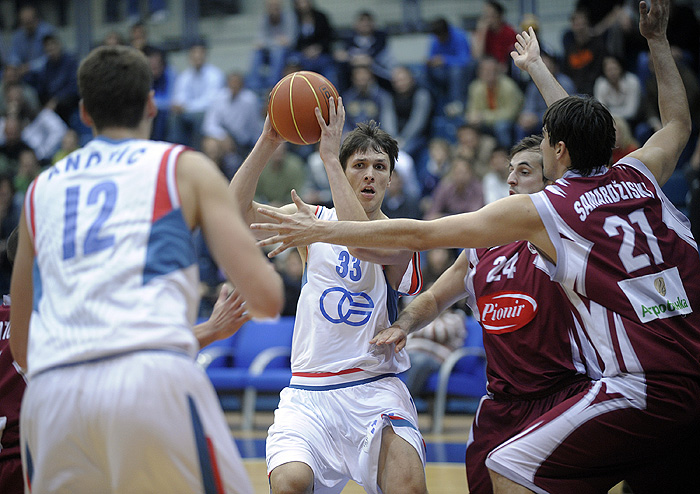 Zagreb, 171009.3.kolo NLB lige.U KC Drazen Petrovic u Zagrebu se odigrava 3.kolo NLB lige izmedju KK Cibona - KK FMP.Na slici: Marko Tomas u napadu na kos.Foto: Sime Sokota / CROPIX