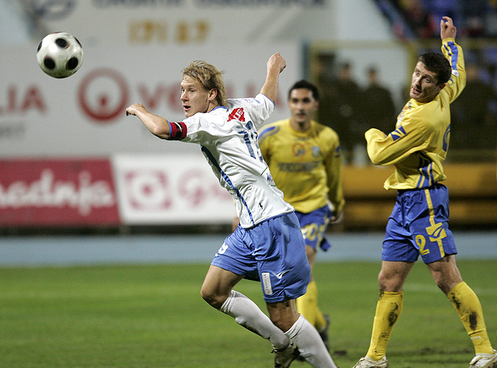 Osijek, 271009.Stadion Gradski vrt,1/8 Hrvatskog nogometnog kupa.NK Osijek-NK Inter. Domagoj Vida (Os) i Tomislav Ceraj ( 2,Int).Foto: Vlado Kos / Cropix