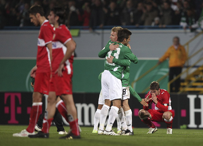 VfB Stuttgart's Thomas Hitzlsperger (R) reacts after their match against Greuther Fuerth in the third round German soccer cup (DFB-Pokal) in Fuerth October 27, 2009. Greuther Fuerth won the match 1-0.   REUTERS/Ralph Orlowski (GERMANY SPORT SOCCER) DFB RULES PROHIBIT USE IN MMS SERVICES VIA HANDHELD DEVICES UNTIL TWO HOURS AFTER A MATCH AND ANY USAGE ON INTERNET OR ONLINE MEDIA SIMULATING VIDEO FOOTAGE DURING THE MATCH