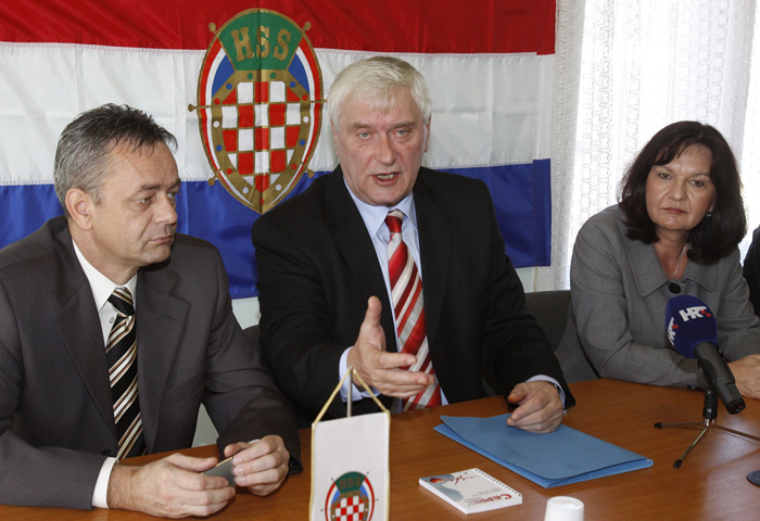 Koprivnica, 281009.Josipa Friscic, predsjednik HSS-a, odrzao je press konferenciju u Koprivnici.Na slici slijeva: zupan Darko Koren, Josip Friscic i Karmen Antolic.Foto: Nikola Wolf / Podravski list / CROPIX