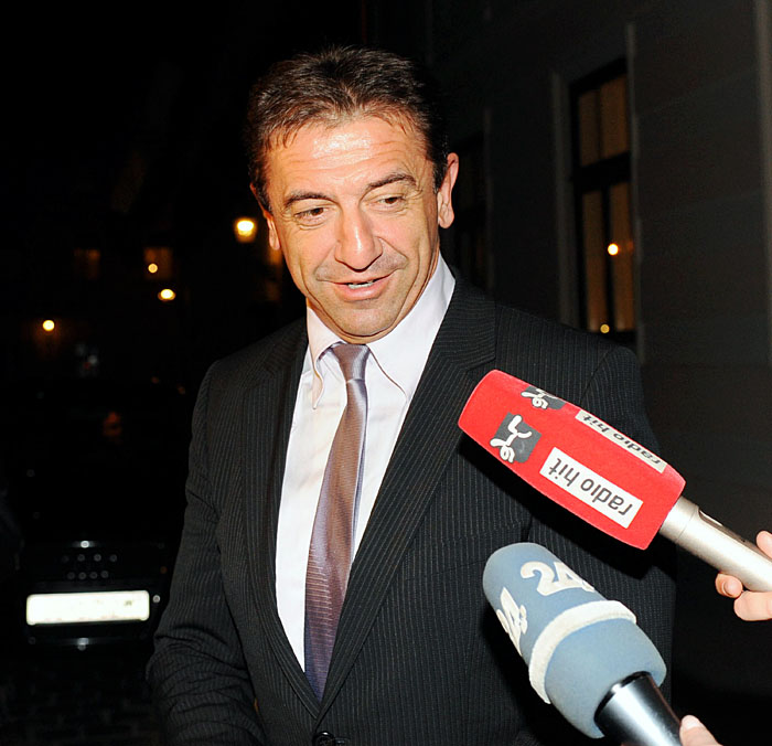 Zagreb, 281009.Banski dvori.Dolazak ministara na izvanrednu sjednicu Vlade.Na slici: ministar zdravstva i socijalne skrbi Zdravko Milinovic.Foto: Damir Krajac / CROPIX