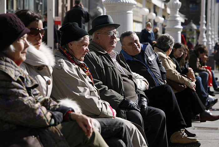 Zagreb, 060309.Nakon nekoliko dana uporne kise Zagrepcani su konacno docekali sunce i toplo vrijeme. Neki gradjani, uglavnom umirovljenici to su iskoristili za suncanje na glavnom zagrebackom trgu.Foto: Damjan Tadic / CROPIX