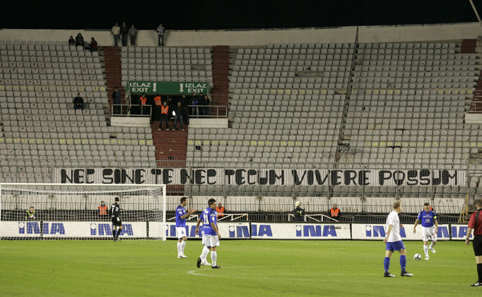 Split, 311009.Stadion Poljud.Derbi utakmica 13.Kolo T-com 1. HNL izmedju NK Hajduk - NK Dinamo.Na fotografiji: gotovo prazna sjeverna tribina zbog bojkota Torcide. Natpis na latinskom koji kaze 