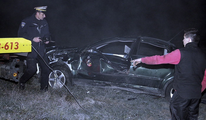 Karlovac, 011109.Prometna na D1 u DraganicuU mjestu Goljaki u opcini Draganic na D1, Staroj karlovackoj cesti, jutros oko 3.20 sati nakon izlijetanja s ceste automobilom marke VW Passat smrtno je stradao 26-godisnji Ozaljcanin.Foto: Mario Pusic / Cropix